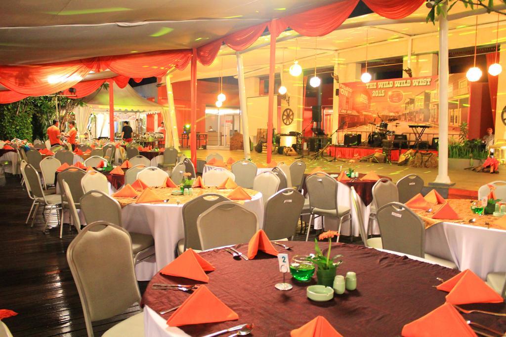 Harris Hotel Sentul City Bogor Exterior foto